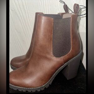 New Soda Glove Ankle Boot w/Lug Sole Elastic Gore and Chunky Heel, Size 9.5